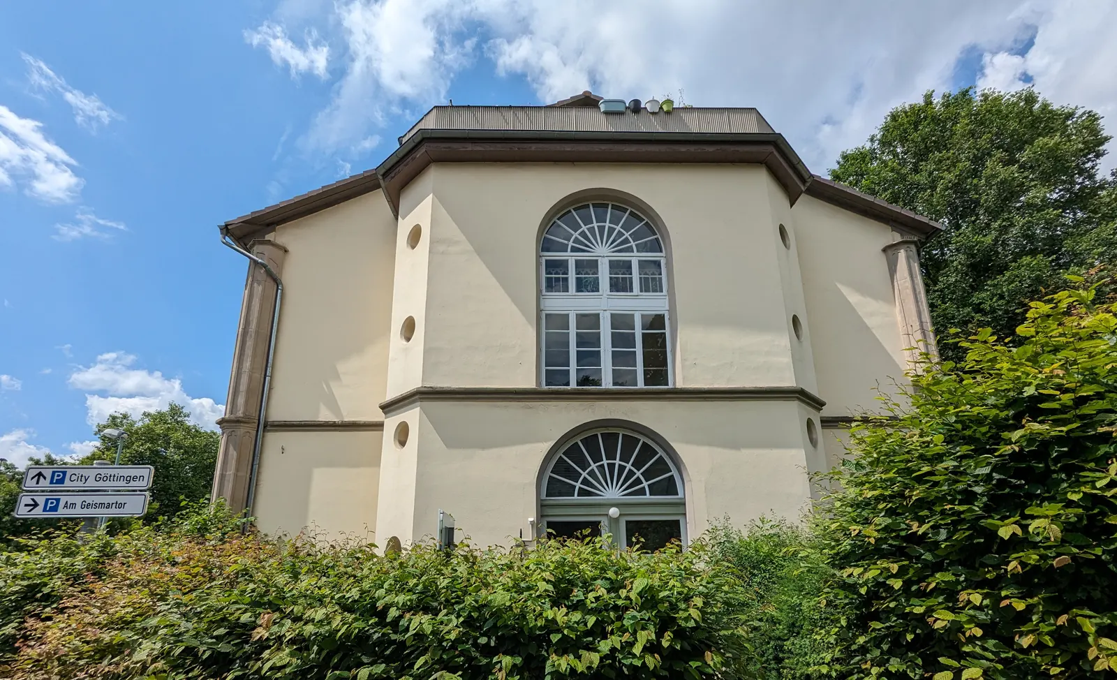 praxis gebaeude hausarzt subasi schildweg1 eingang